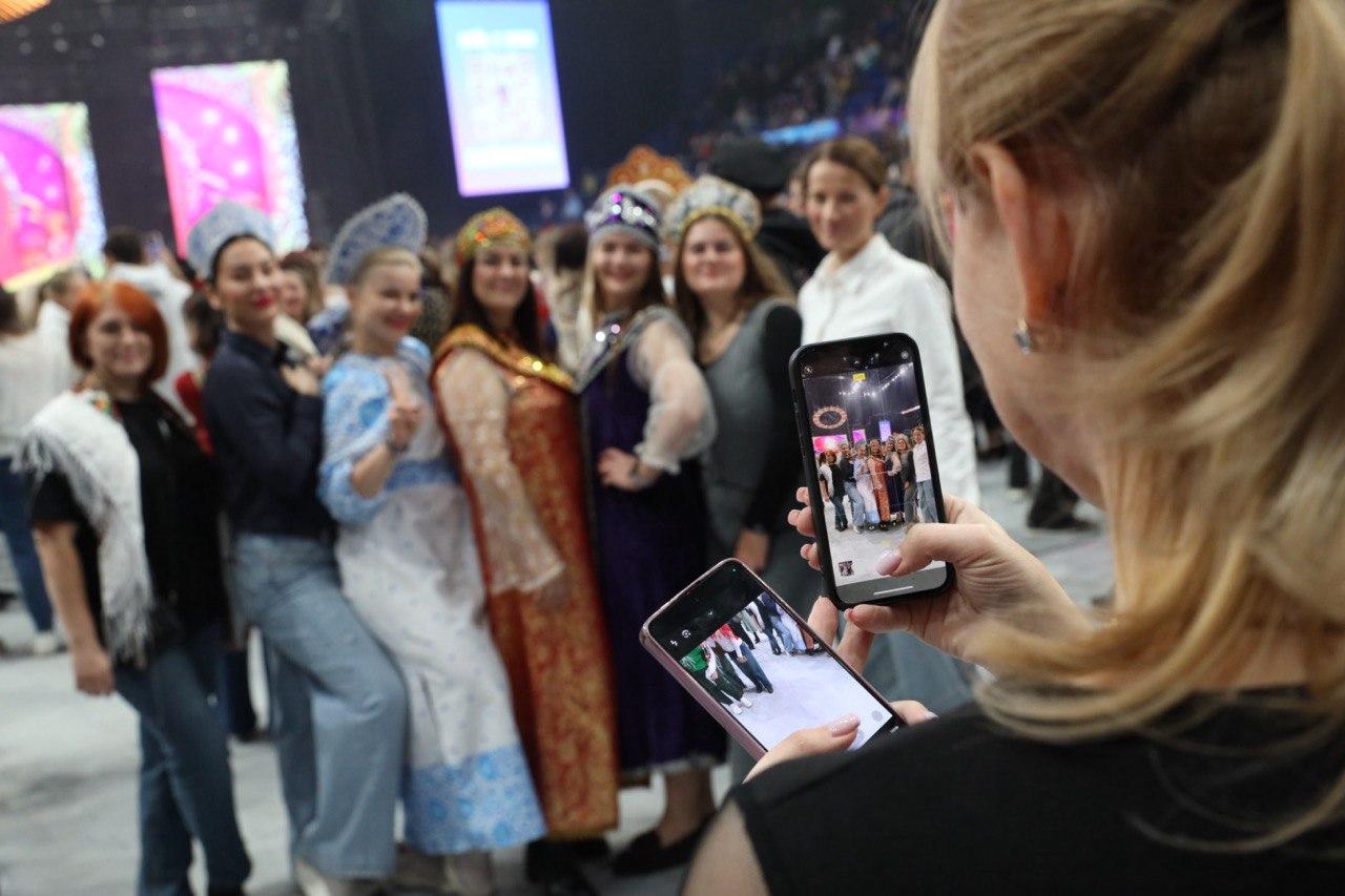 Фото Фанаты массово пришли в кокошниках на концерт Надежды Кадышевой в «Сибирь-Арена»: 10 кадров красавиц 9